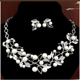 Two-Piece Set Of Pearl Four-Leaf Clover Necklace Jewelry Accessories Earrings